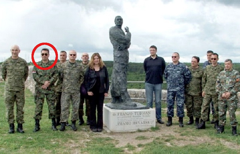 БРУКА И СРАМОТА: Српски потпуковник се сликао поред споменика Фрањи Туђману!