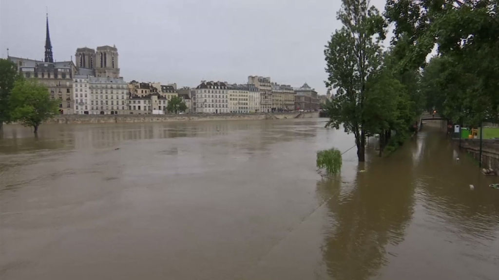 Паризу прети потоп: Оланд проглашава стање природне катастрофе (видео)