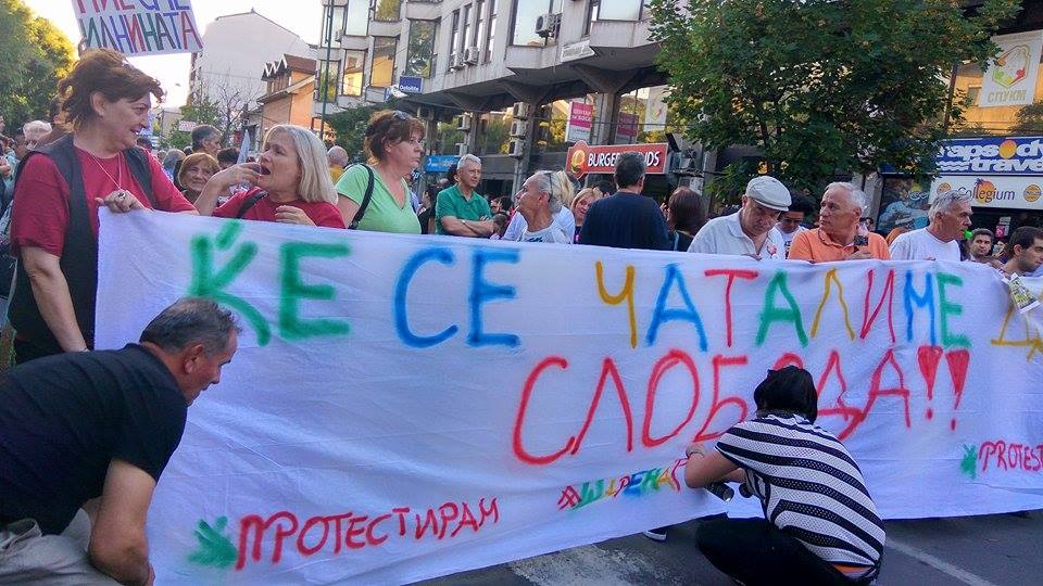 Скопље: Учесници “Шарене револуције” блокирали главне раскрснице у граду