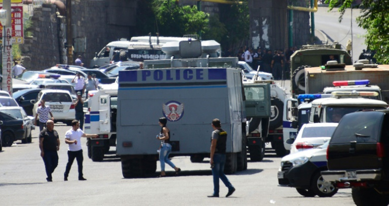Побуна у Јерменији: наоружана опозициона група напала базу полицијског пука