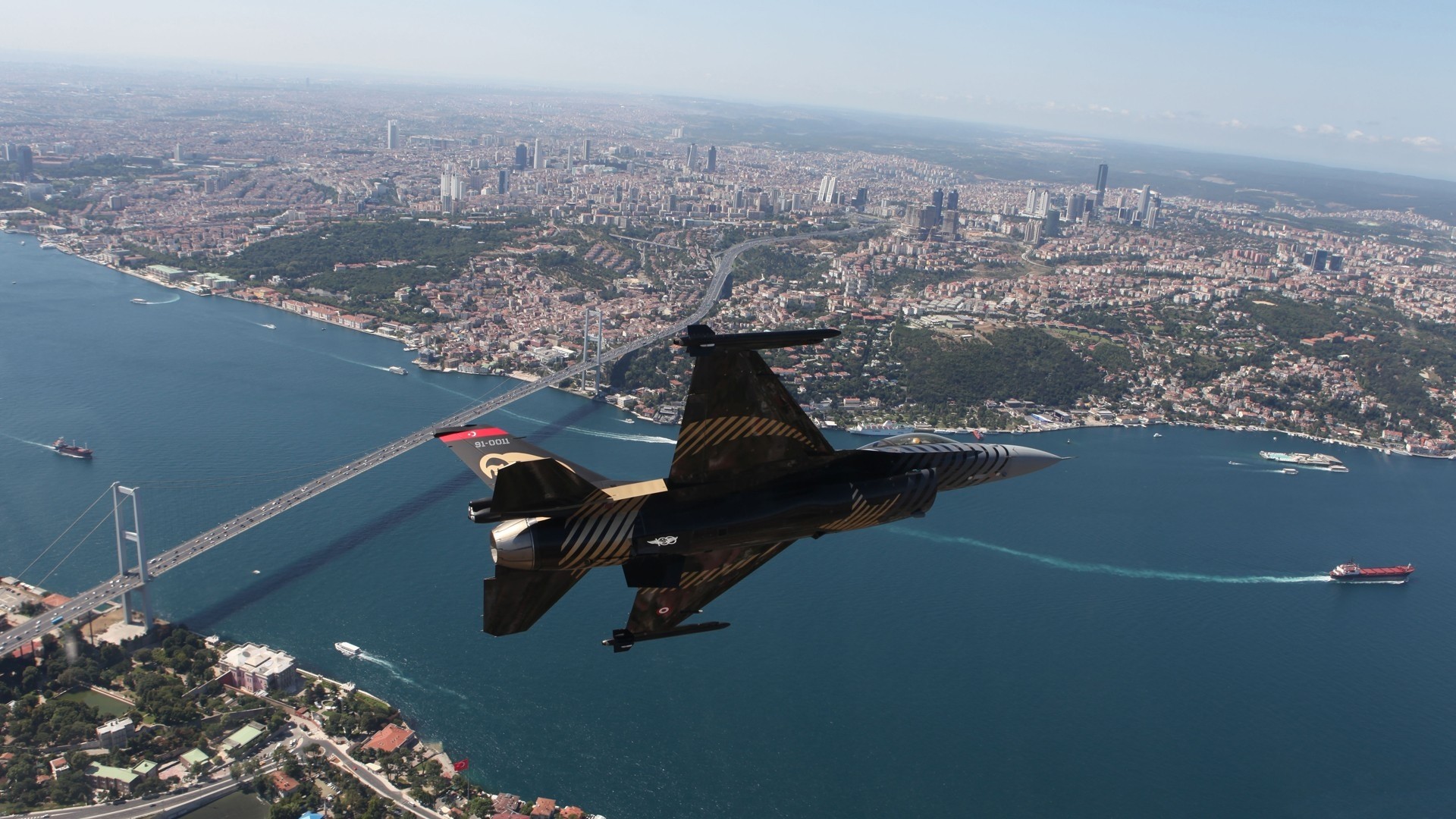 Погледајте турски војни авион у бришућем лету изнад Истанбула (видео)
