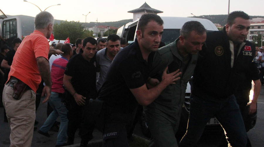 Турска ухапсила 13.000 људи, привођења и даље трају
