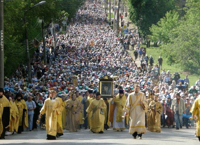 Литија руског православља са љубављу и молитвом за Украјину стигла до Кијево-Печорске лавре