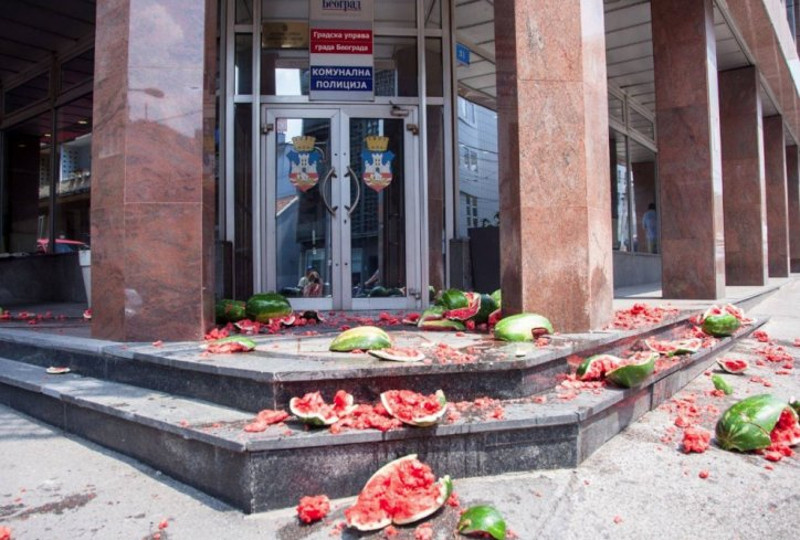Народ лубеницама засуо централу комуналне полиције!