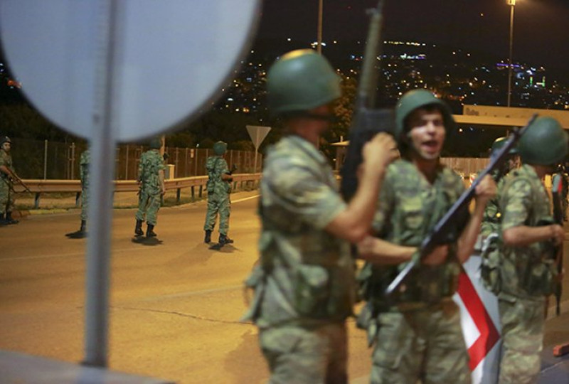ЛОВ НА ЕРДОГАНА, ДРЖАВНИ ВРХ ПОХАПШЕН: Војска упала у председничку палату у Истанбулу (видео)