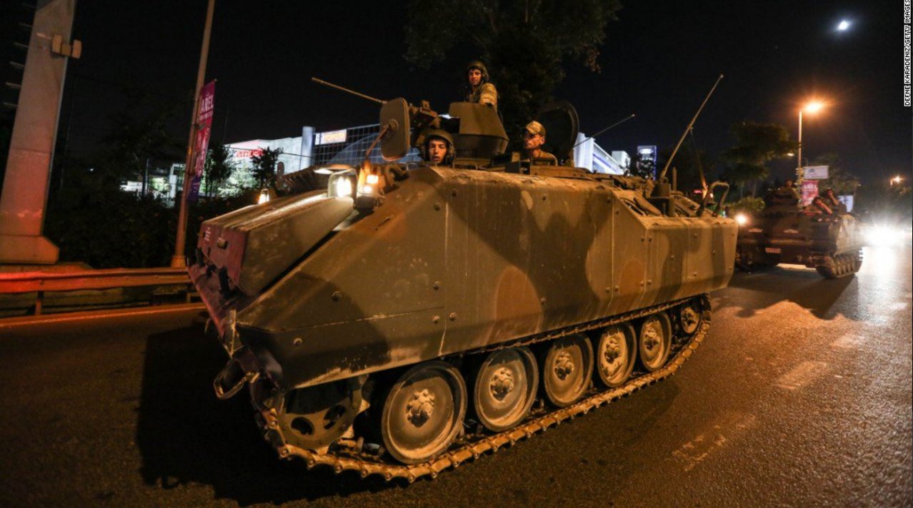 Турска у грађанском рату! Војни авион оборио војни хеликоптер над Анкаром