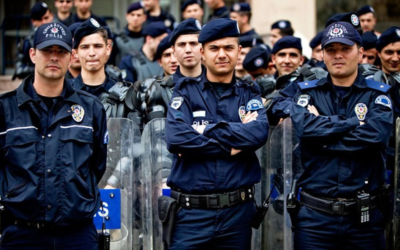 Турске власти отпустиле 9.000 полицајаца