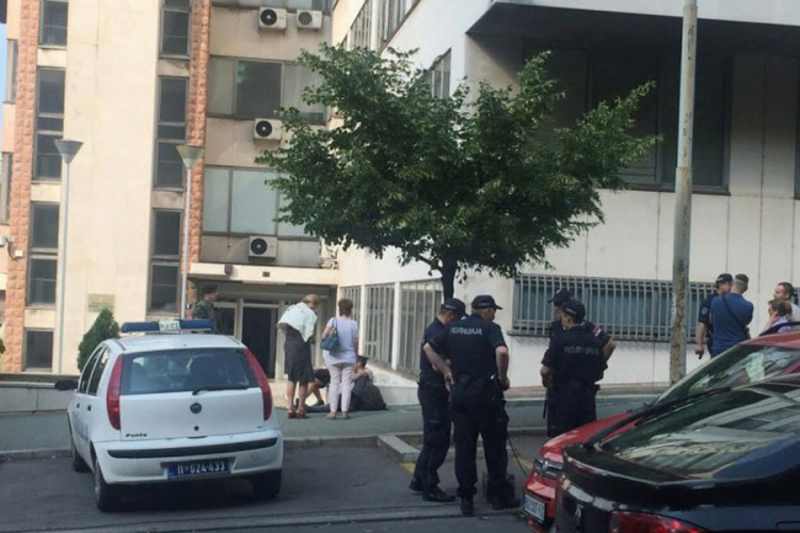 Мајор се полио бензином испред зграде Министарства одбране у Београду , прети да ће се запалити