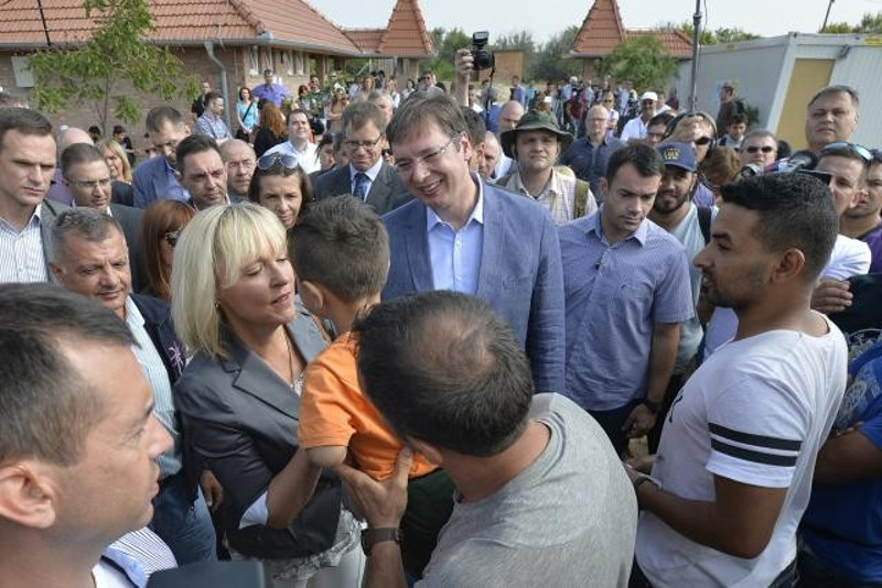 Вучићу, шта си са Меркел договорио за ових 7.000 миграната у Србији, јел их водиш кући у Јајинце?