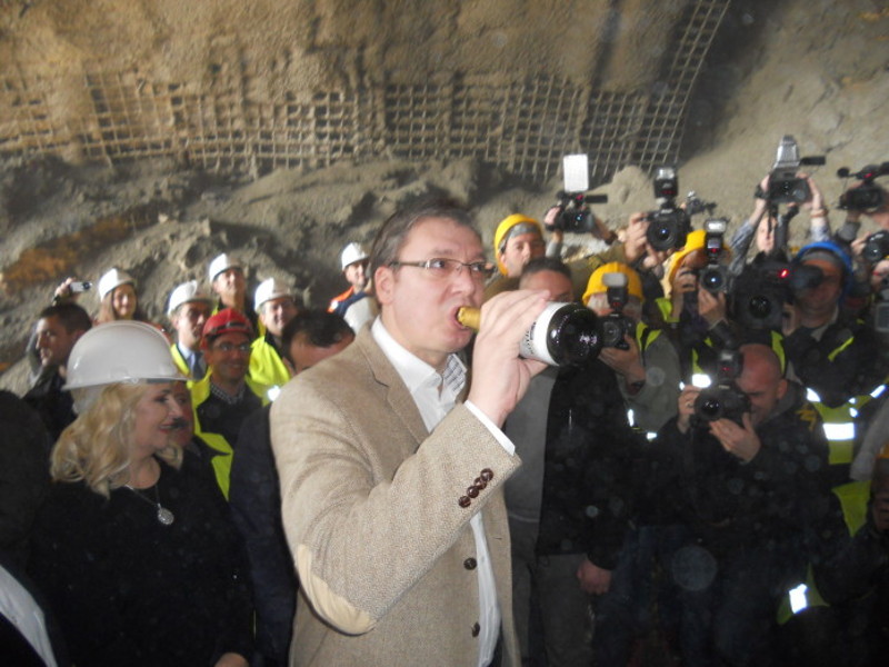 БРУКА НА КОРИДОРУ 11: Руше нове тунеле јер су ниски, штета 4 милиона евра!