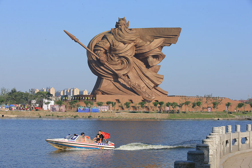 Кина подигла споменик богу рата тежак 1.320 тона (фото)