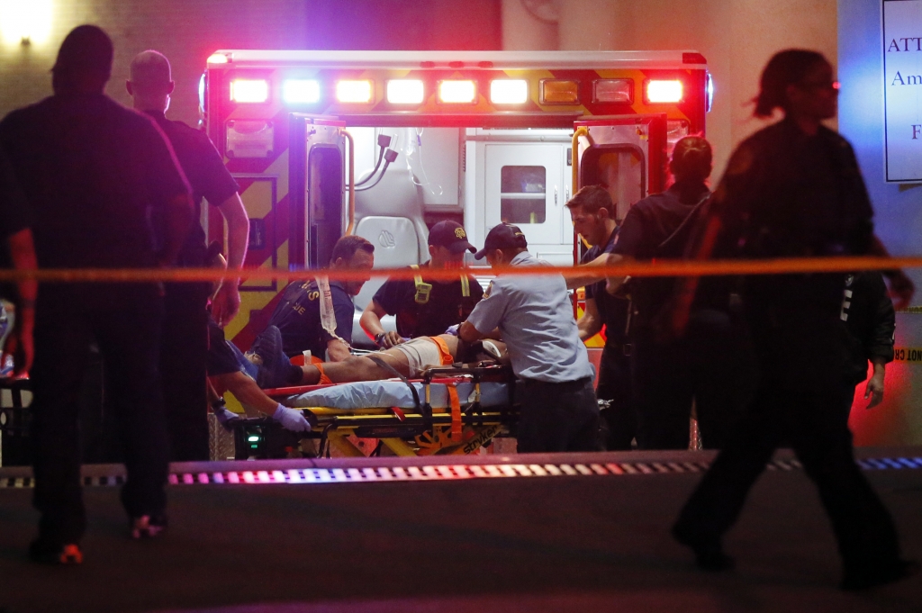 Хаос у Даласу, из снајпера убијено пет полицајаца (видео)