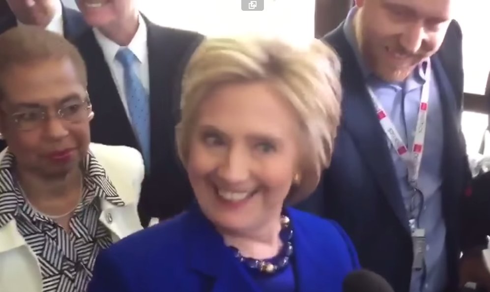 МАНЏУРИЈСКИ КАНДИДАТ! Хилари Клинтон „врти главом у конвулзијама“ (видео)