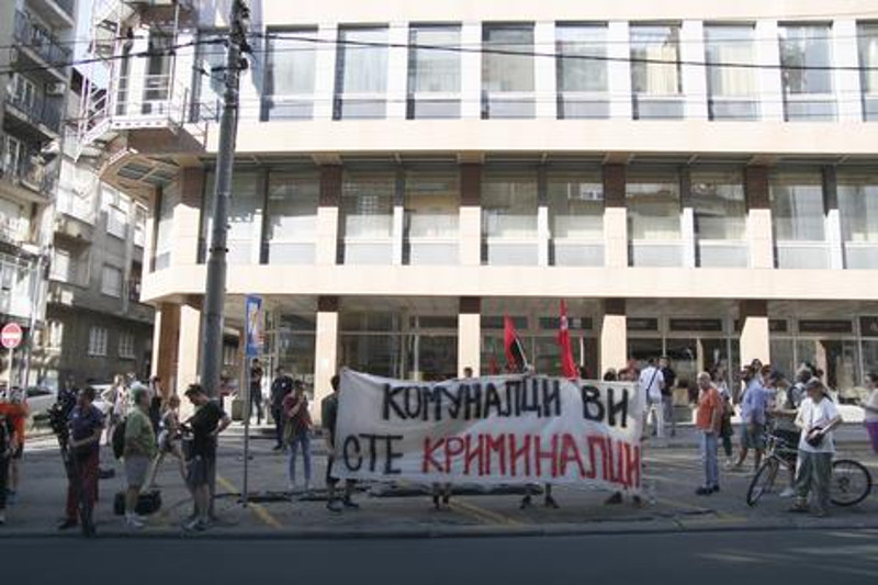 Неколико десетина анархиста протестује испред Комуналне полиције
