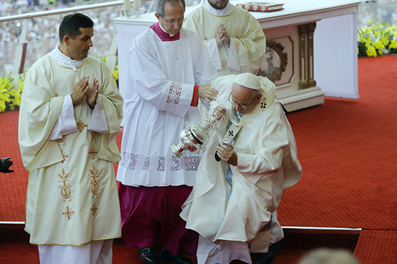 Папа Франциско се онесвестио пред десетинама хиљада младих католика из целог света (видео)