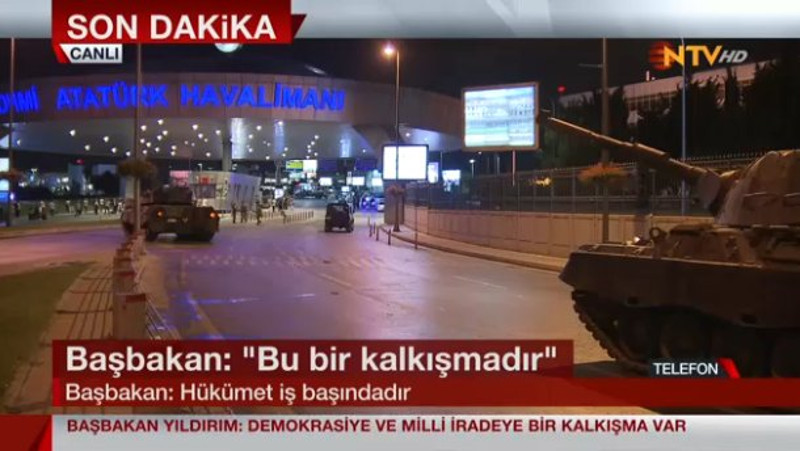 У Турској уведено ванредно стање, војска блокирала мостове, аеродроме... (фото)