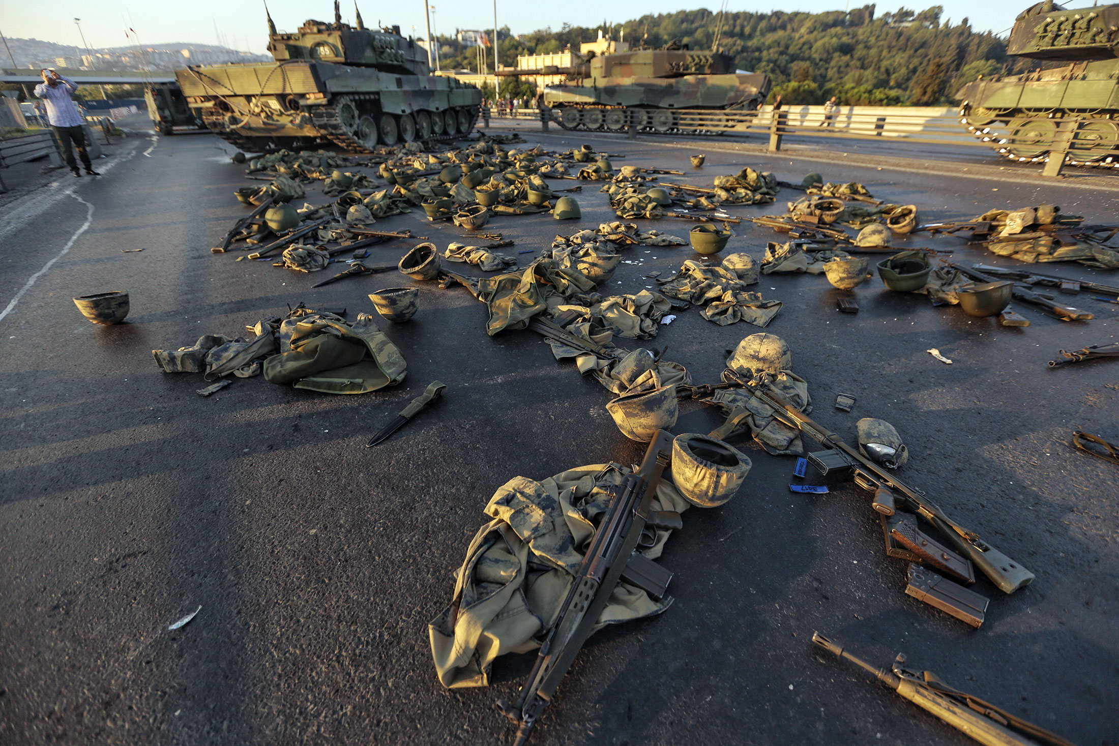 Турска: Пропао покушај војног пуча, више од 260 мртвих, 1.440 рањених (видео)