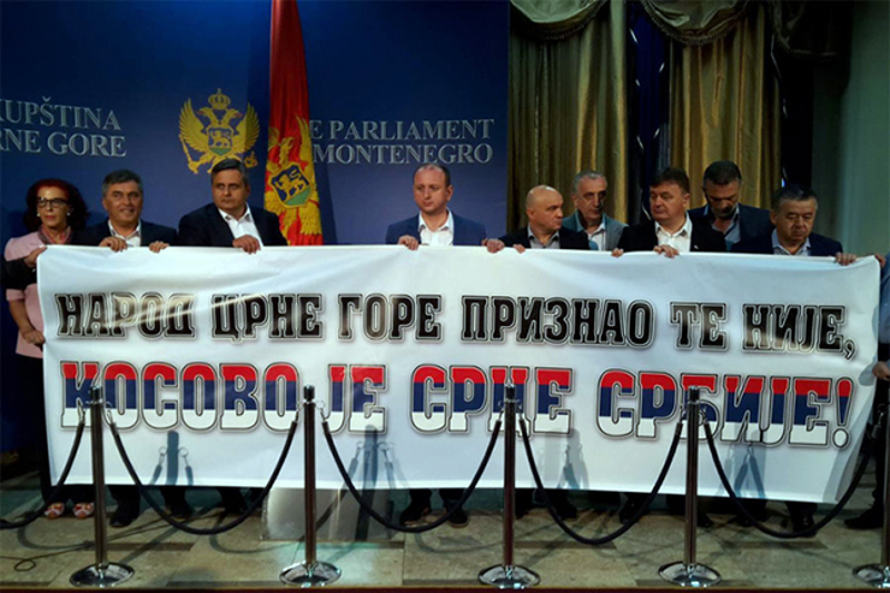 Транспартнет у ЦГ-скупштини: „Народ Црне Горе признао те није, Косово је срце Србије“