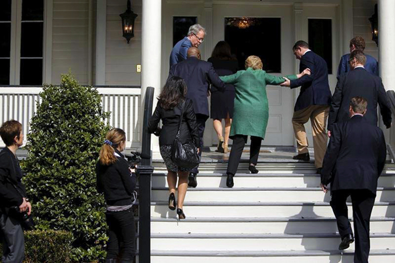 Интернетом се шире видео и слике на којима Клинтонова „сумњиво кашље“ и једва хода (видео)