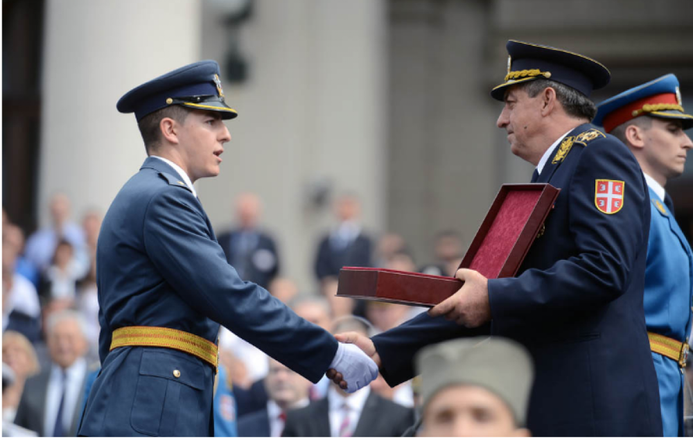 БРУКА, МИЛИОН ЕВРА ЗА ГЕЈ ПАРАДУ – А најбољем пилоту у класи Војне академије, дали као награду полован пиштољ! (фото)