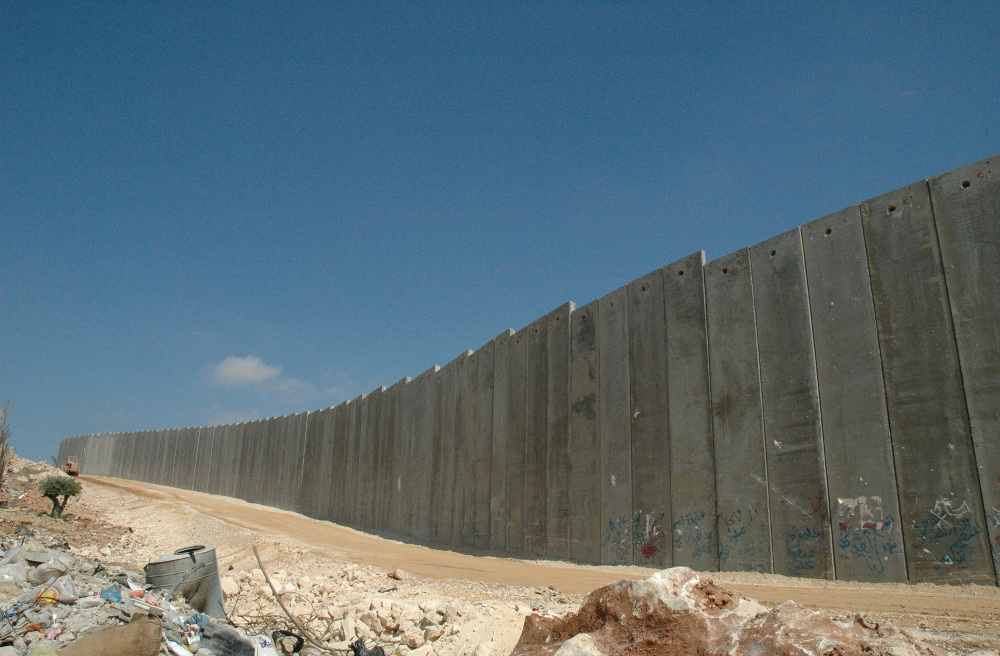 Почела изградња анти-мигрантског бетонског зида високог четири метра у близини кампа у Калеу