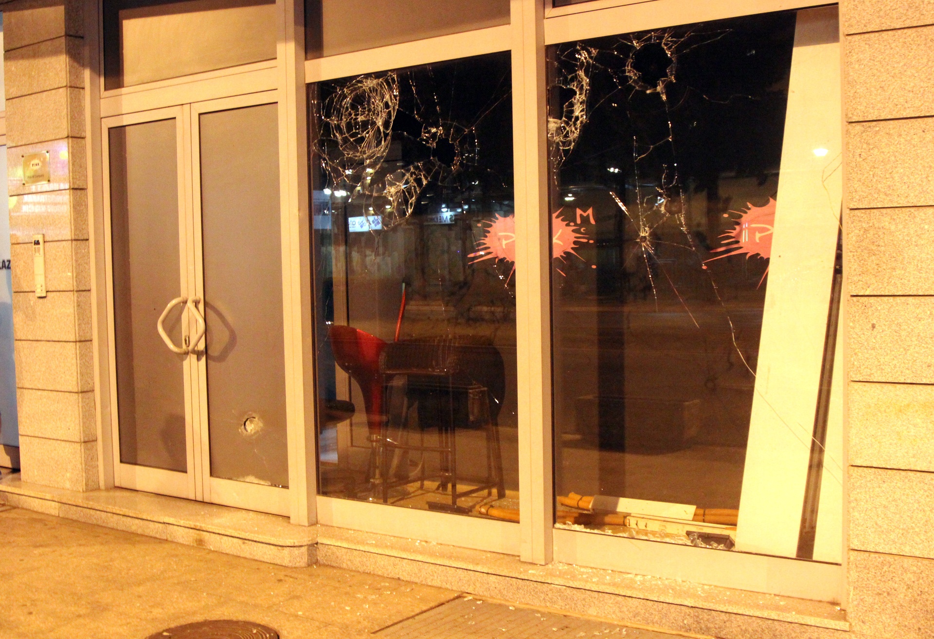 ПОДГОРИЦА: Непознати нападачи каменовали зграду телевизије ПИНК
