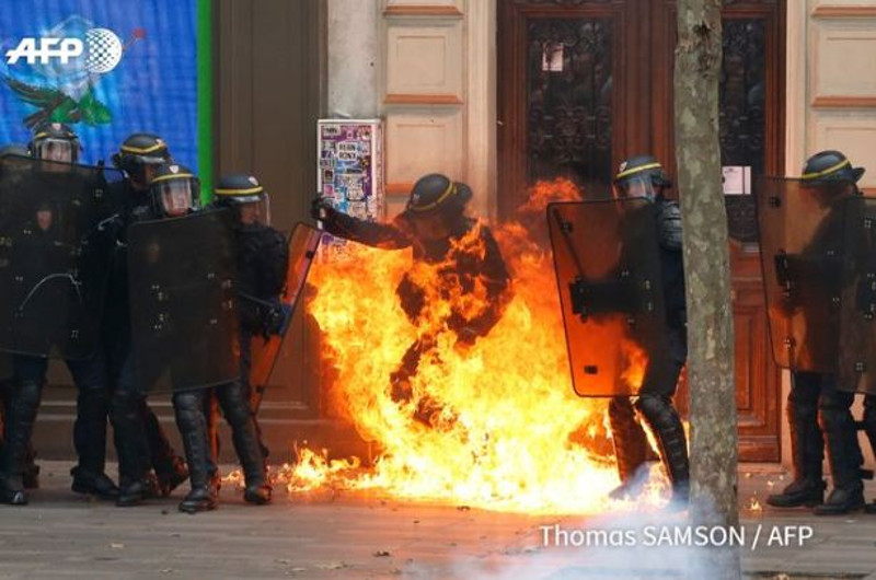 ХАОС У ПАРИЗУ: Запаљен полицајац током протеста против власти (ВИДЕО)