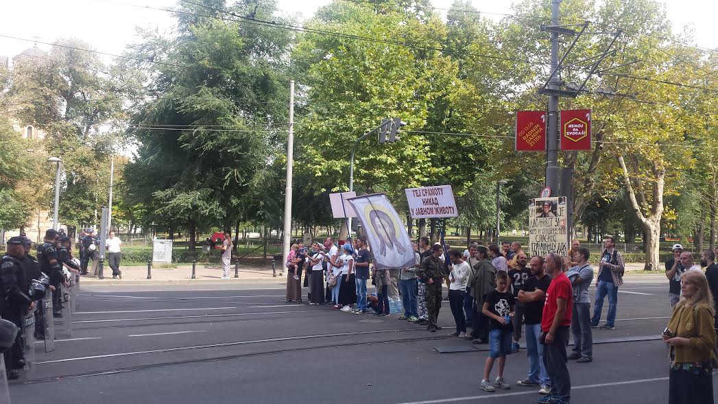 Противници содомитске параде заробљени од стране жандармерије код цркве Светог Марка