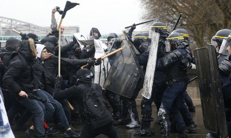 Француска: Масовна макљажа радника и полиције (видео)