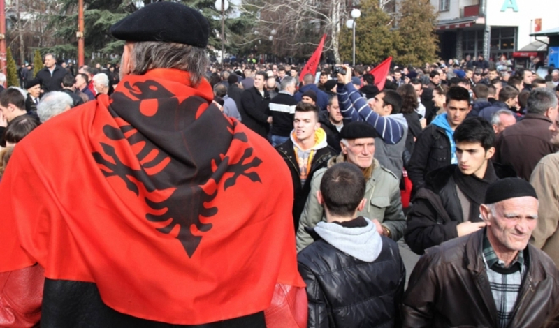 Двери: Више хиљада Албанаца са КиМ противзаконито добило пребивалиште у Медвеђи и пасоше Србије