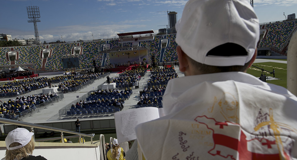 Папа у Грузији прошао као бос по трњу: Млатио пред празним стадионом
