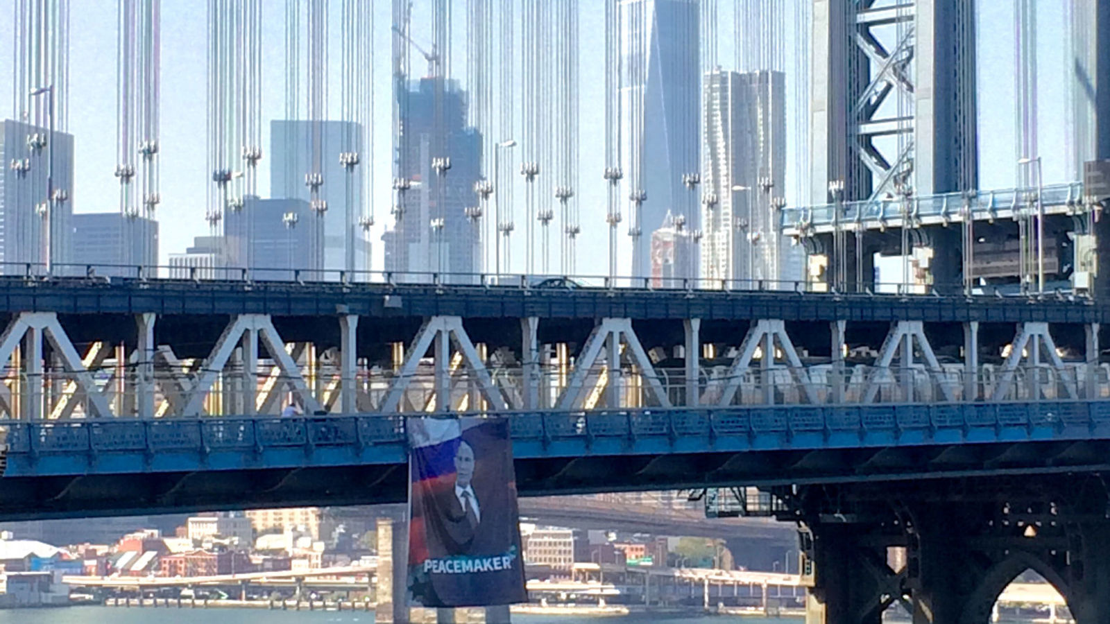 На мосту у Менхетну освануо огроман постер са ликом Владимира Путина (фото)