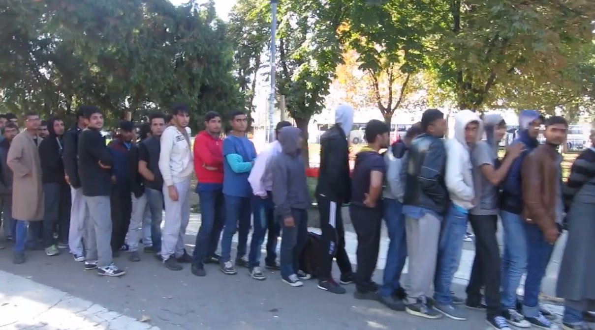 Навала миграната у Београду, одакле бре бандо напредна оволики мигранти у центру Београда? (видео)