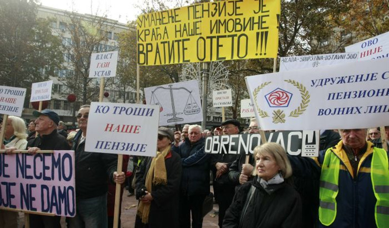 Протест пензионера под паролама: „Вратите отето“, „Ко троши наше паре“ и „Туђе нећемо, своје не дамо“