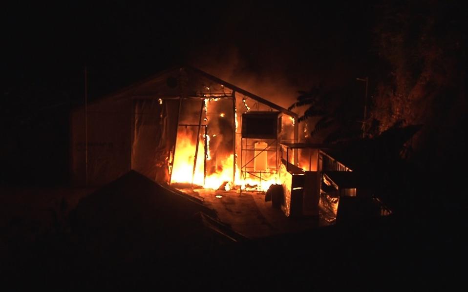 Мигранти праве хаос на грчком острву Хиос, пале кампове, проваљују у продавнице и куће!