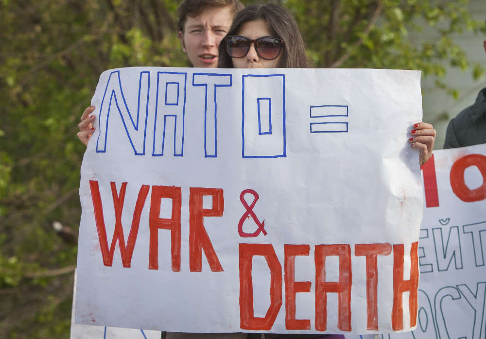 НАТО одмах да напусти целокупну територију Републике Србије и да исплати одштету за бестијалне злочине почињене над Србима!