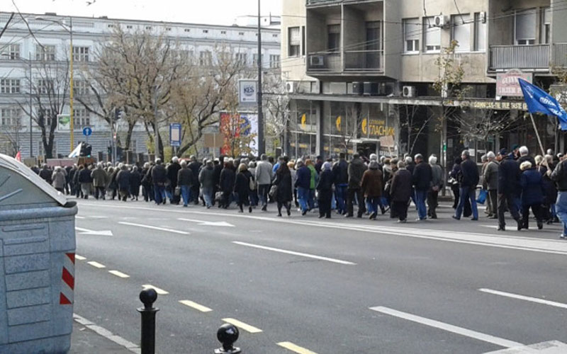Пензионери марширали улицама Београд, траже да им се врати отето