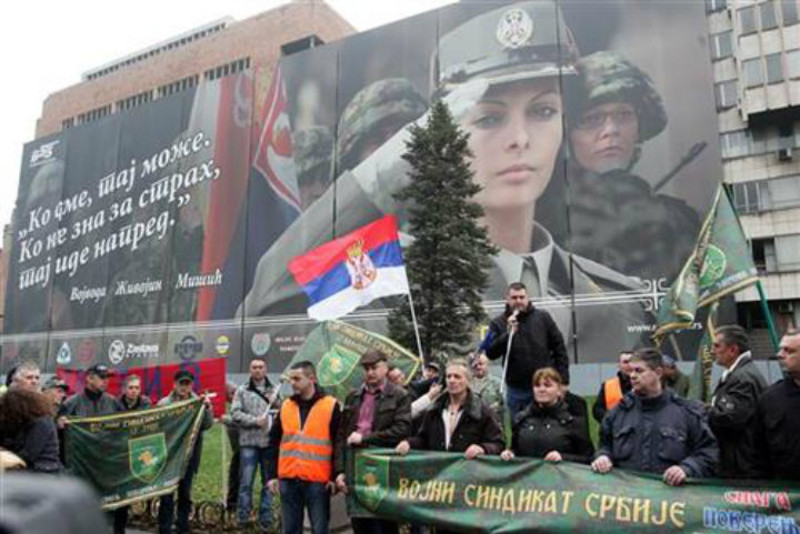 ИСТОРИЈСКИ ПРОТЕСТ ВОЈСКЕ: Српски војник не може да прехрани породицу!