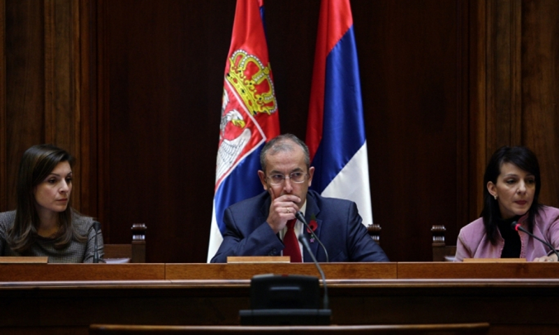 Шеф Делегације ЕУ Мајкл Девенпорт у Србији би да на енглеском подноси извештаје српској скупштини, Двери и радикали блокирали идиотизам