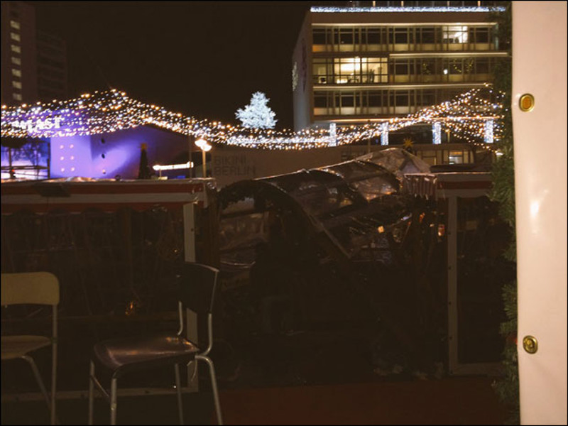 ХАОС У БЕРЛИНУ: Камион улетео на Божићну пијацу, девет мртвих, више од 50 повређених (видео)