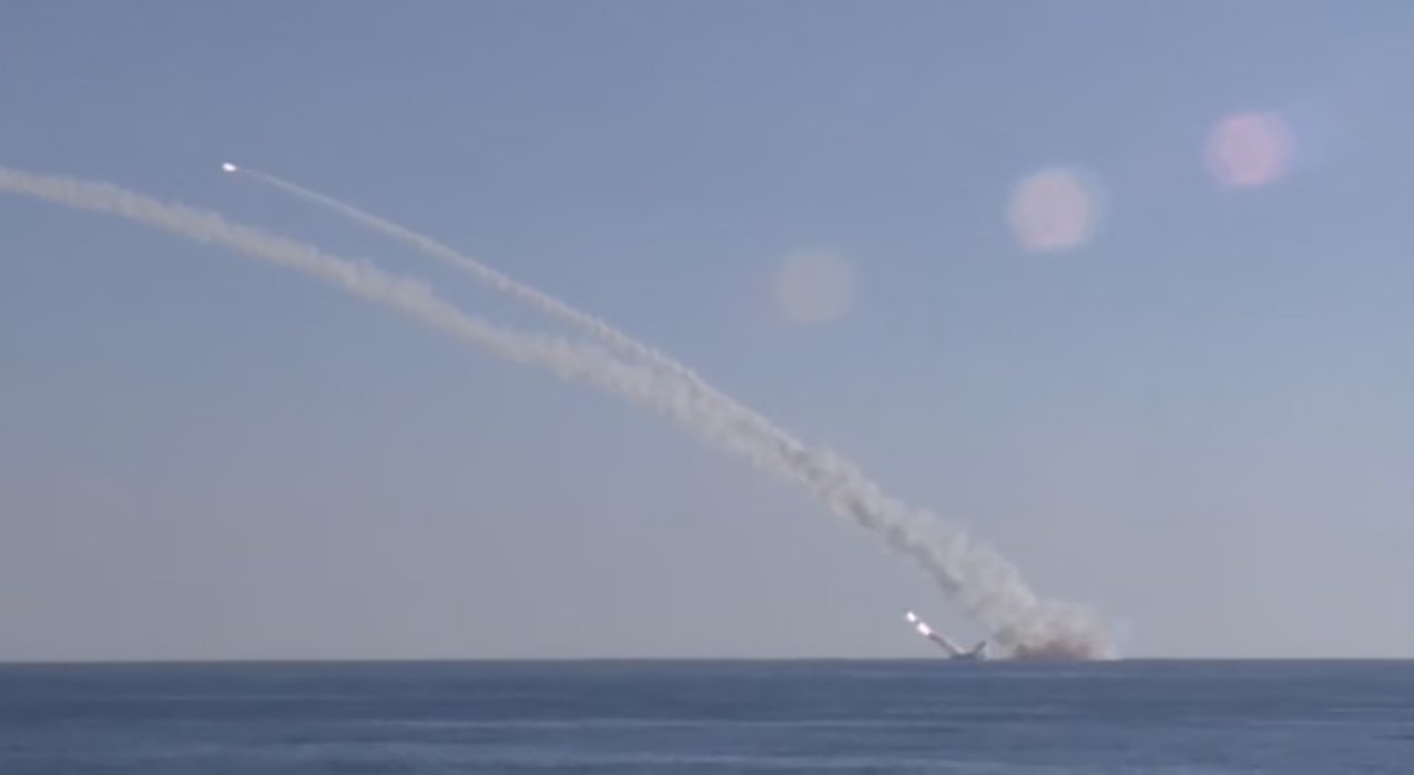 Подморница „Ростов-на-Дону“ ракетама „Калибар“ тукла објекте Исламске државе у Раки (видео)