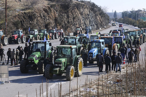 Грчки пољопривредници блокирали гранични прелаз код Ђевђелије