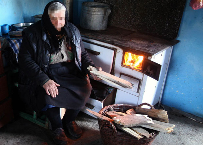 ТУГА: Пензионерка ложила намештај да би преживела зиму