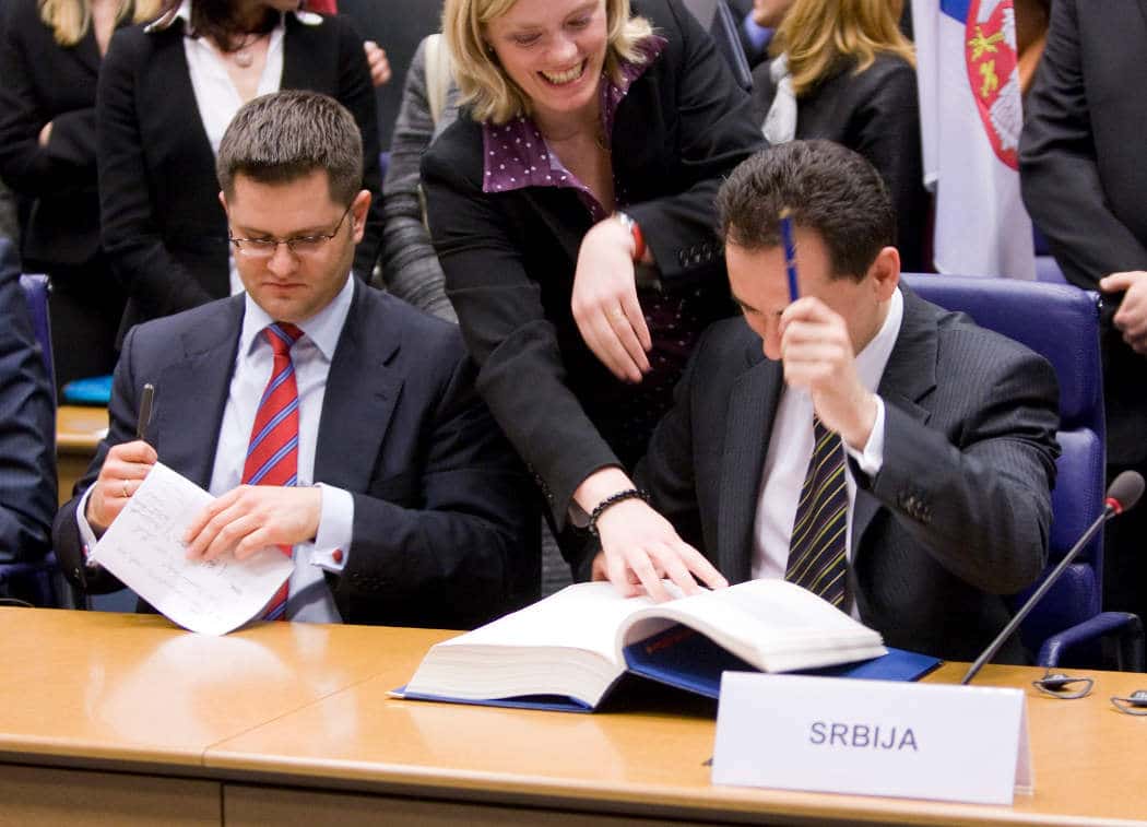АЛО, ЖУТИ СМРДИ АГО! Знаш ли да си Србији нанео преко 2.7 милијарди евра штете потписивањем ССП-а?