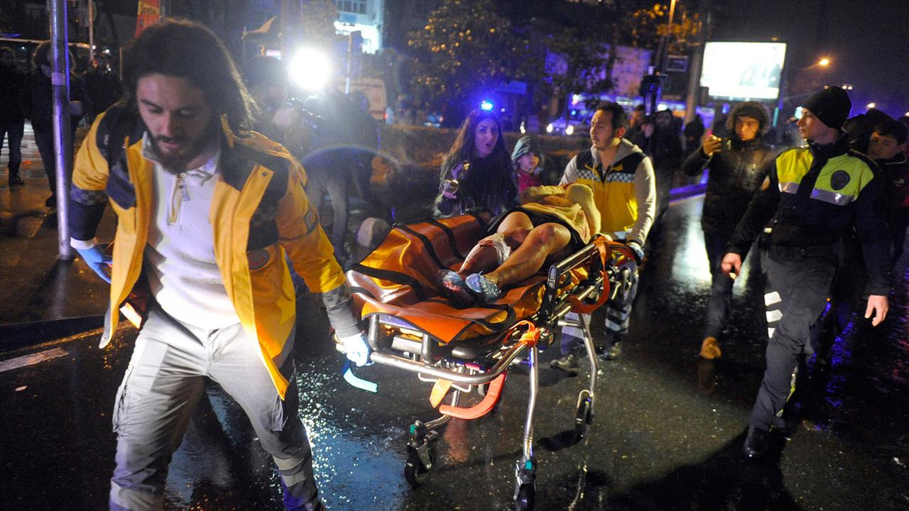У ноћном клубу у Истанбулу терориста обучен као Деда Мраз убио 39 посетилаца, а преко 40 ранио