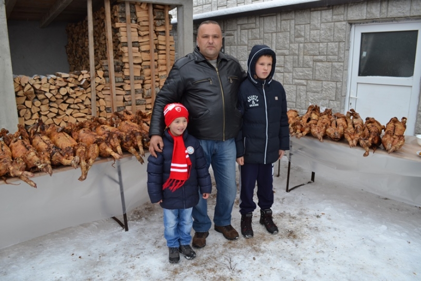 ЉУДИНА! Милан Зуровац поклонио је данас 41 божићну печеницу најсиромашнијим породицама из Невесиња и Билеће (фото)