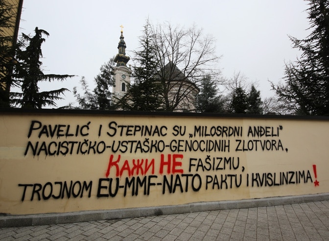 Нови Сад: На зиду Владичанског двора исписан графит против Павелића, Степинца, ЕУ, ММФ и НАТО