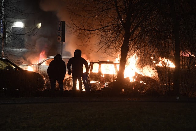 Стокхолм: Спаљени аутомобили, напад на полицију и повици „Ово је крај Шведске“ (видео)