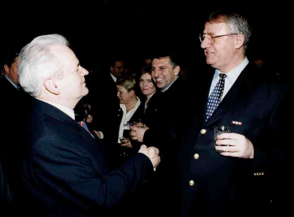Тајни документи ЦИА уочи 5. октобра: Радикал Шешељ ће издати Слободана Милошевића!