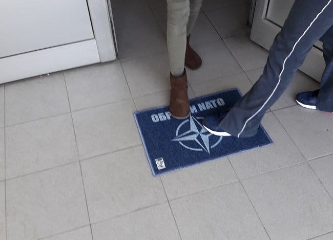 У Србији кренула кампања: Поставите НАТО- отирач испред својих кућа, станова, кафића... (видео)